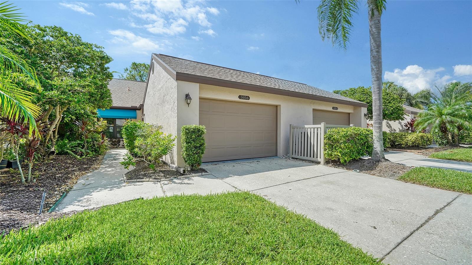 Photo one of 5956 Clubside Dr # 7651 Sarasota FL 34243 | MLS A4624369