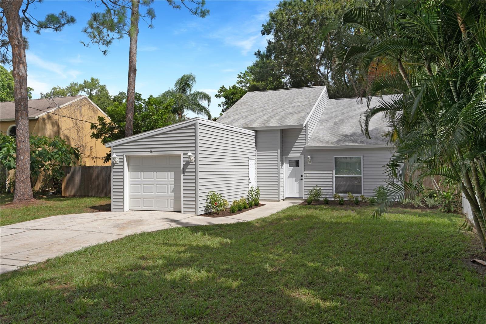 Photo one of 3165 Maiden Ln Sarasota FL 34231 | MLS A4625399