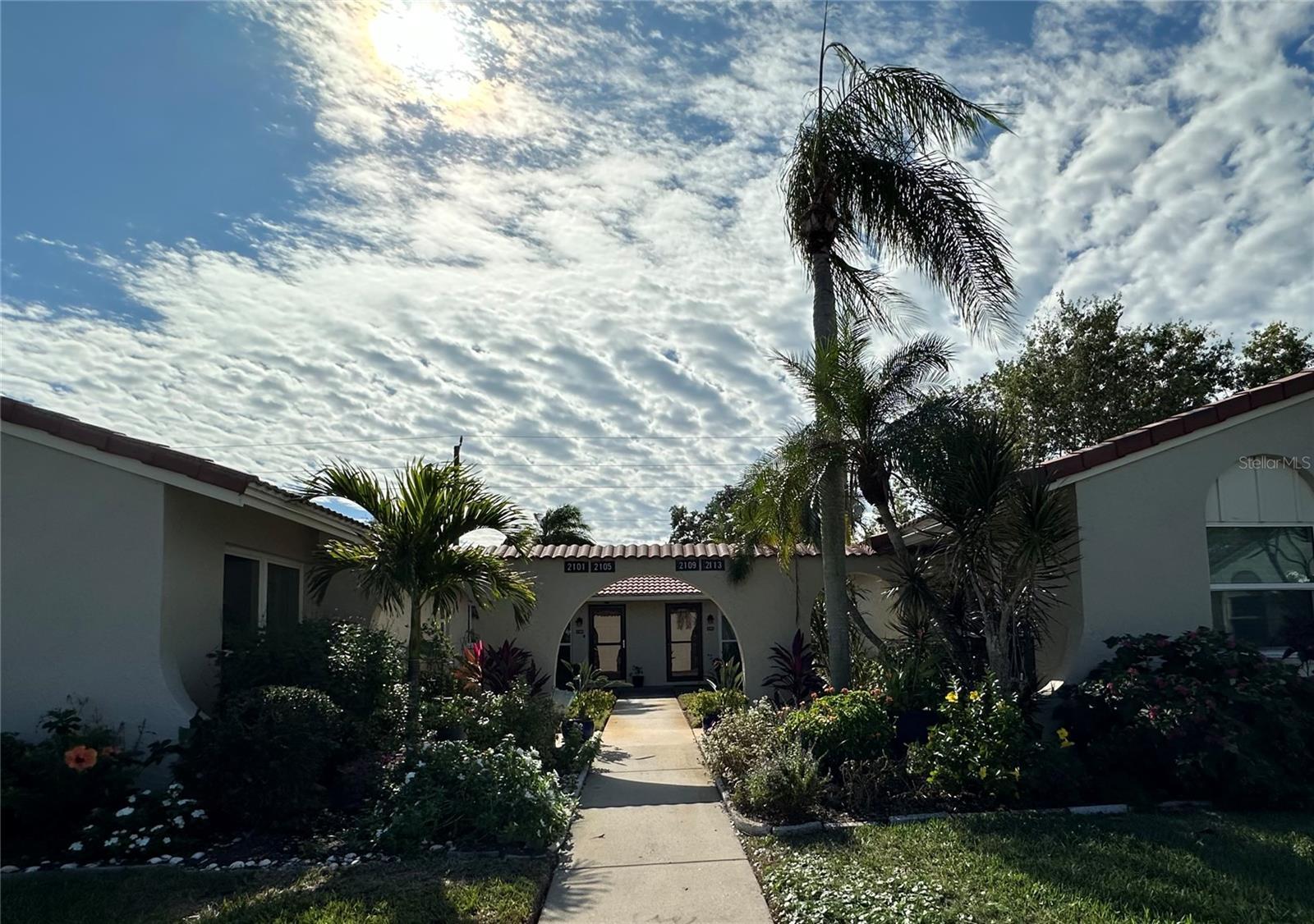 Photo one of 2105 Pueblo Cir # V2 Sarasota FL 34231 | MLS A4641549