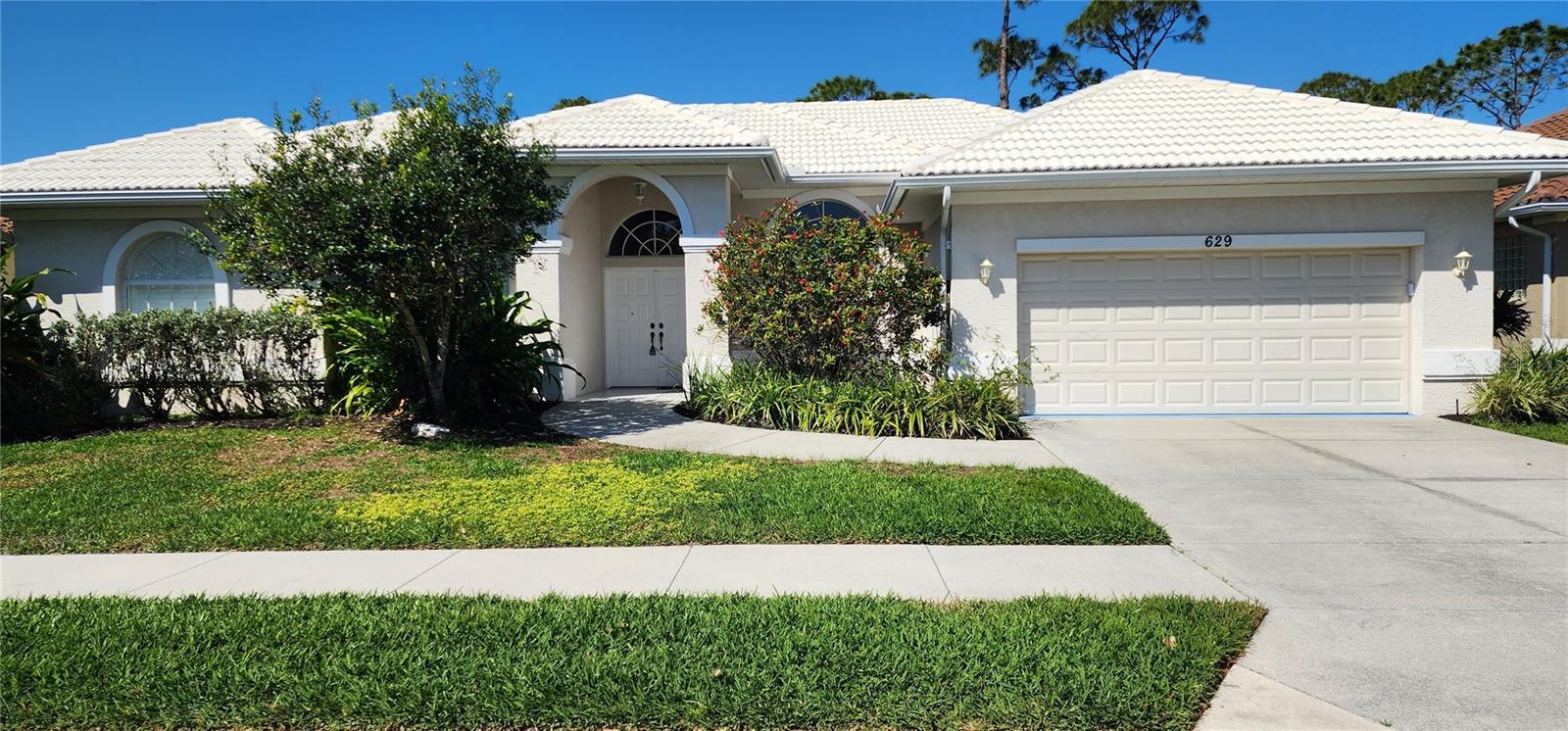 Photo one of 629 Sawgrass Bridge Rd Venice FL 34292 | MLS A4642192