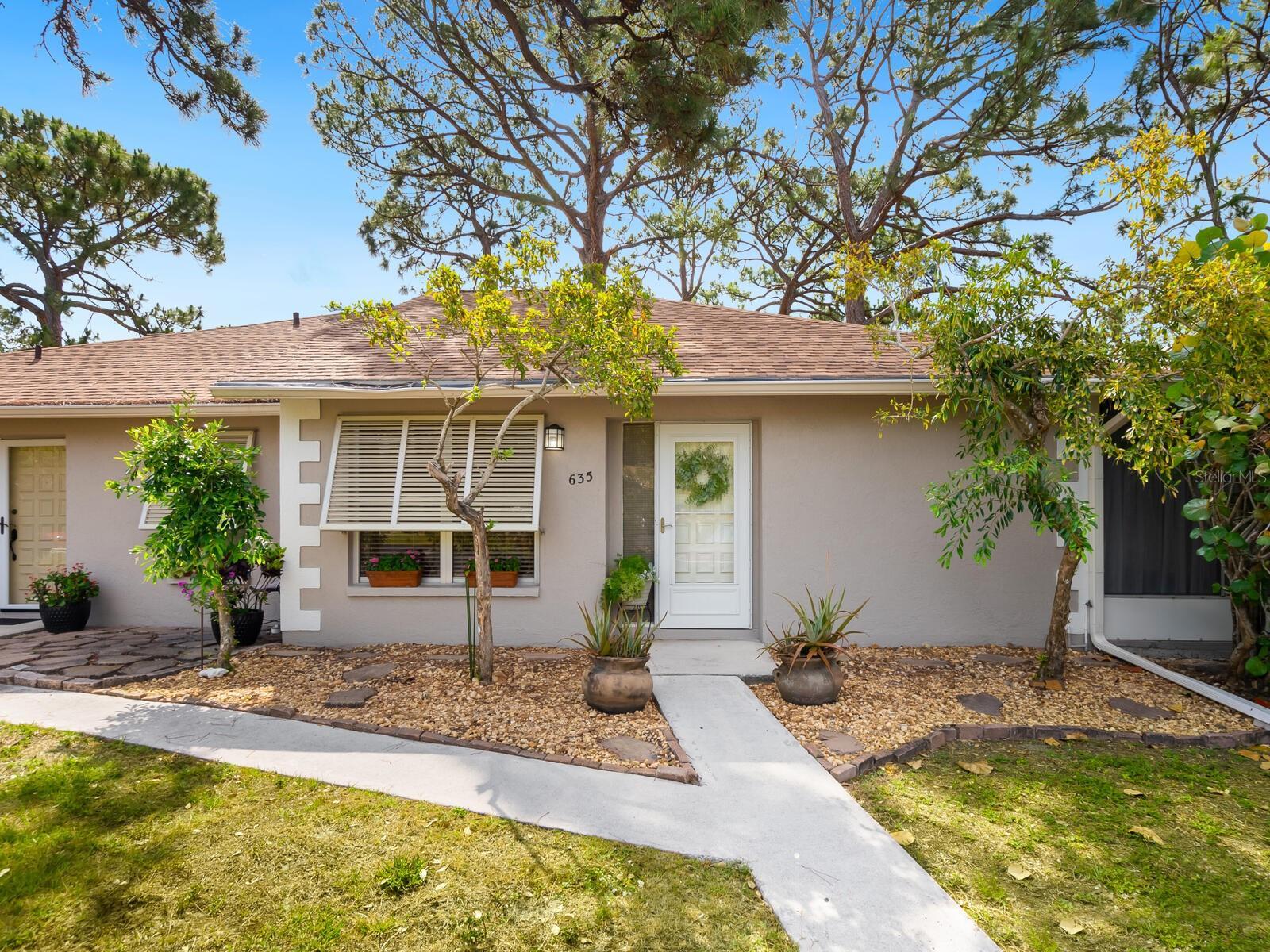 Photo one of 635 N Jefferson Ave # 635 Sarasota FL 34237 | MLS A4652106