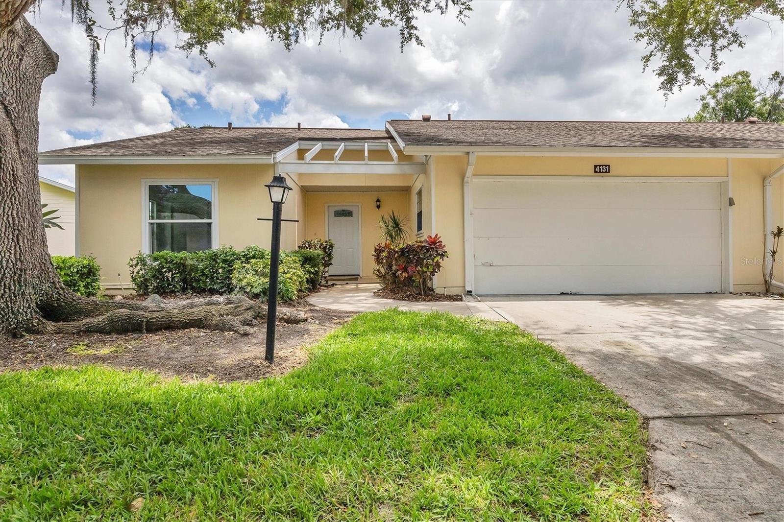 Photo one of 4131 Oakhurst W Cir # 3133 Sarasota FL 34233 | MLS A4655303