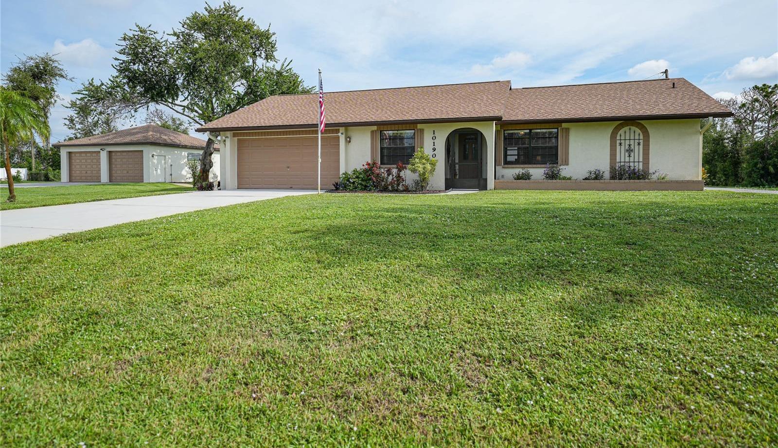 Photo one of 10190 Seabrook Ave Englewood FL 34224 | MLS C7487921