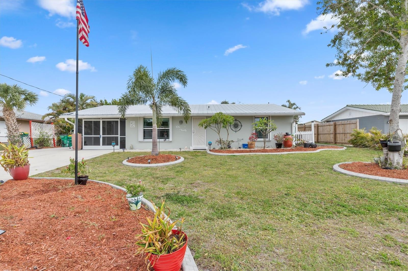 Photo one of 120 Arlington Ne Ct Port Charlotte FL 33952 | MLS C7491132