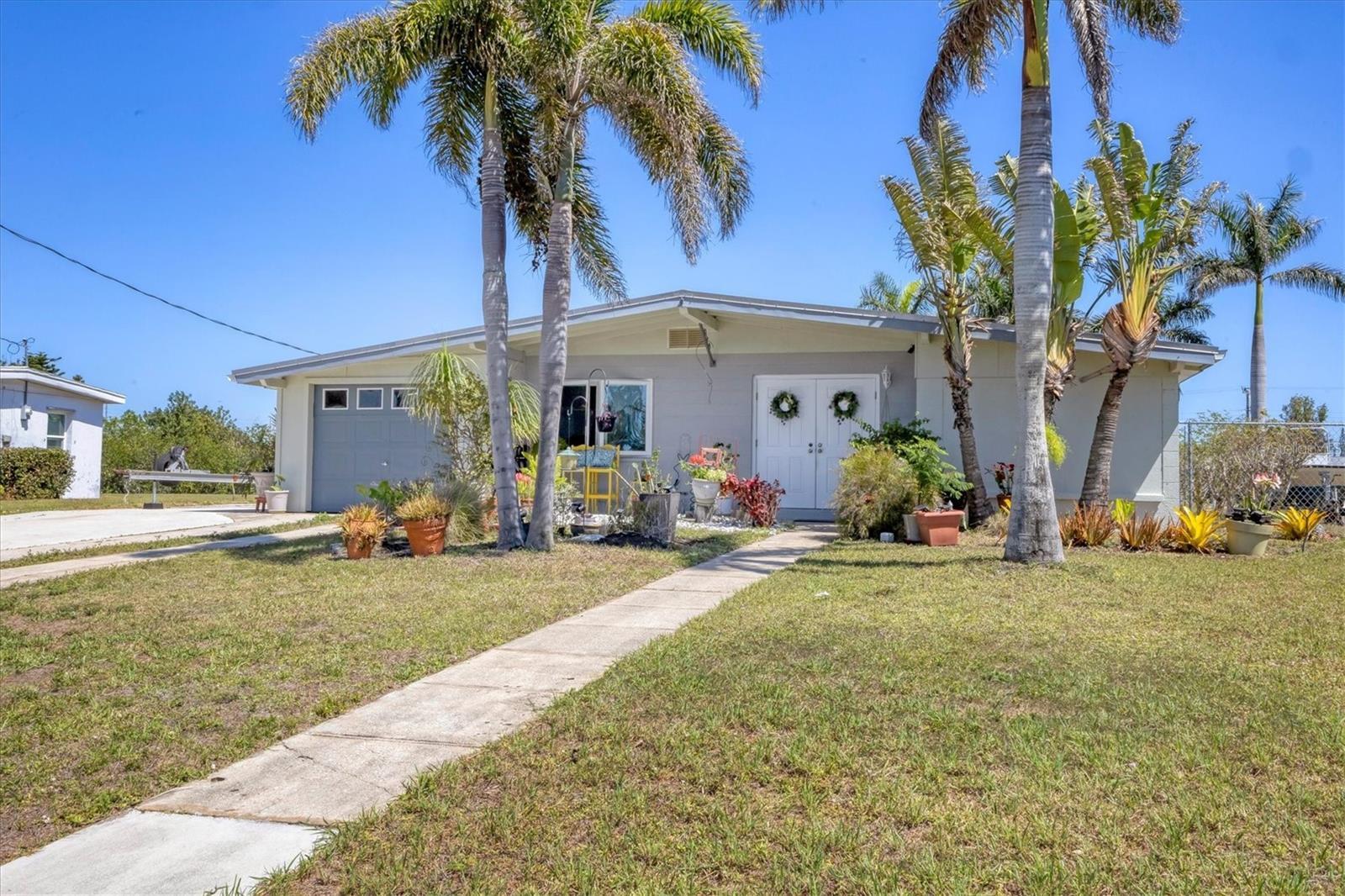 Photo one of 301 Palmetto Ne Dr Port Charlotte FL 33952 | MLS C7506774