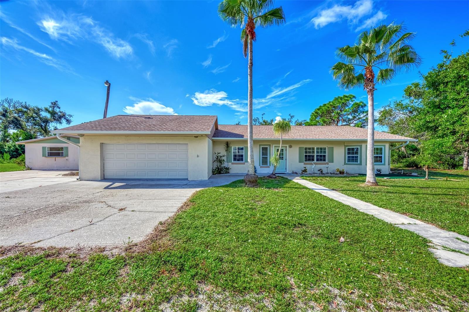 Photo one of 425 N Oxford Dr Englewood FL 34223 | MLS D6132491