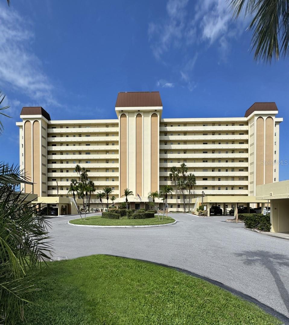 Photo one of 4750 Cove Cir # 502 St Petersburg FL 33708 | MLS GC532039