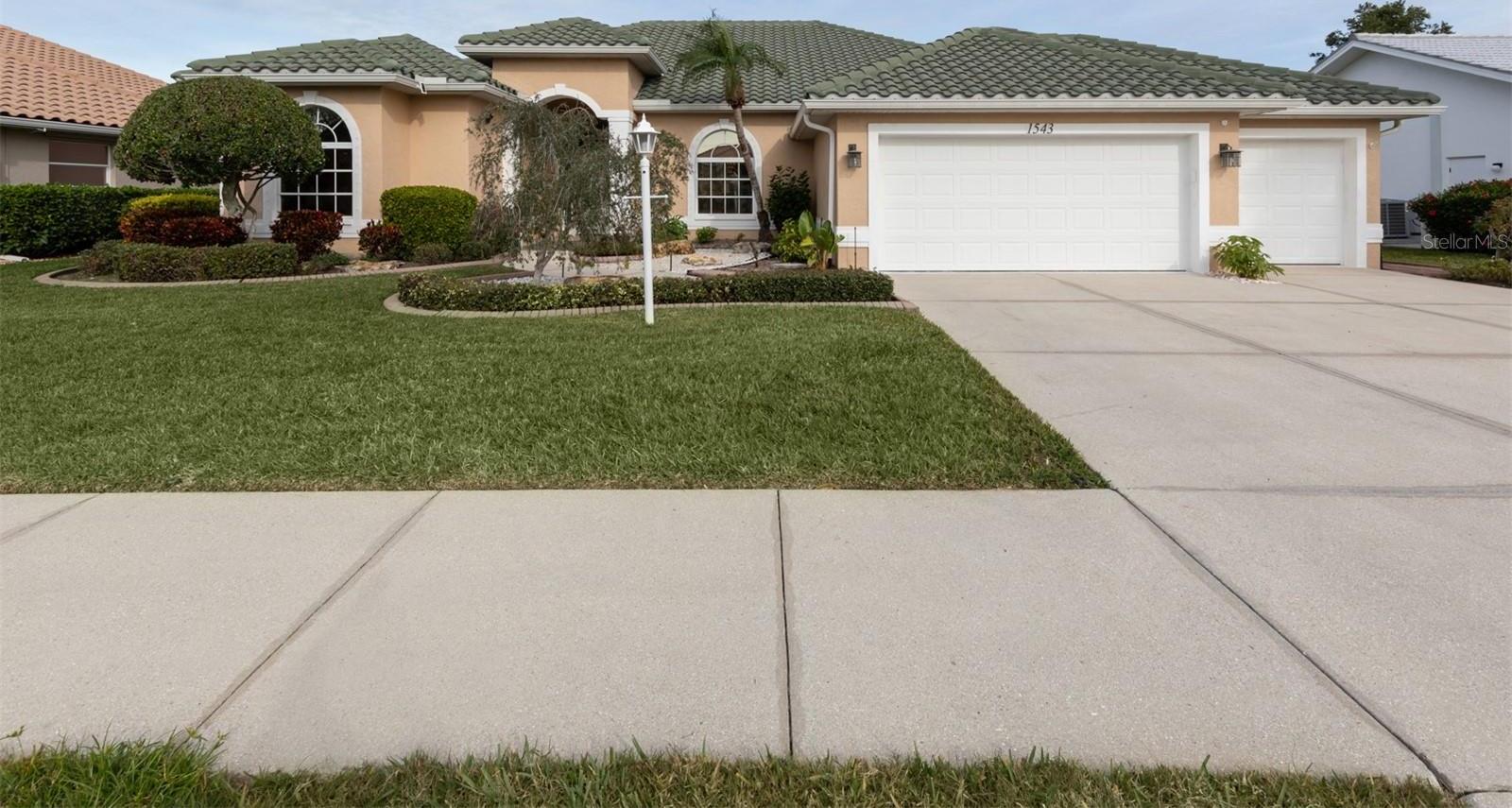 Photo one of 1543 Waterford Dr Venice FL 34292 | MLS N6130628