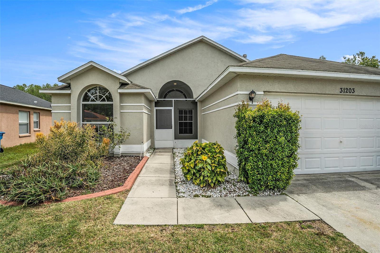 Photo one of 31203 Wrencrest Dr Wesley Chapel FL 33543 | MLS O6192584