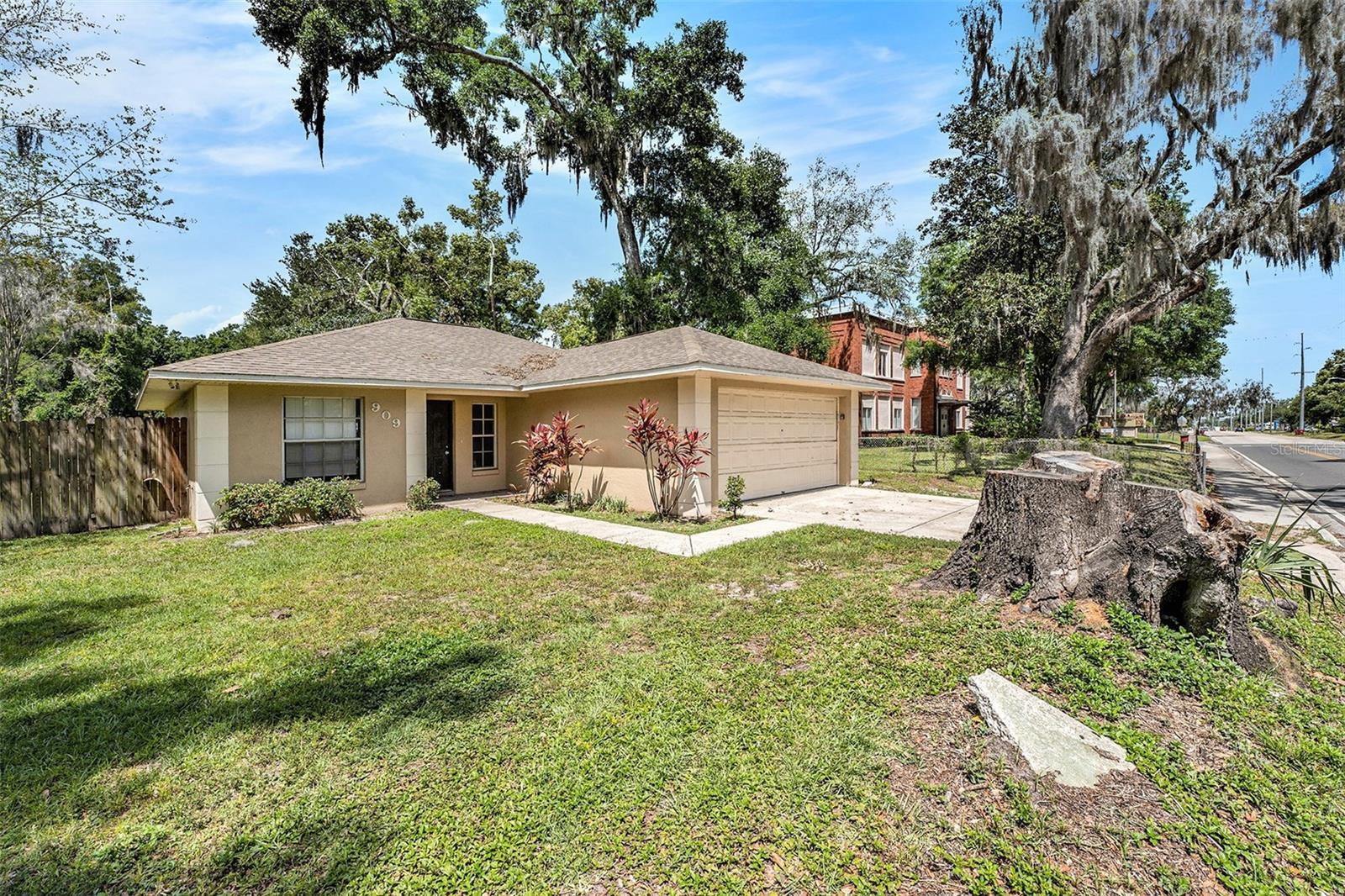 Photo one of 909 S Evers St Plant City FL 33563 | MLS O6192665