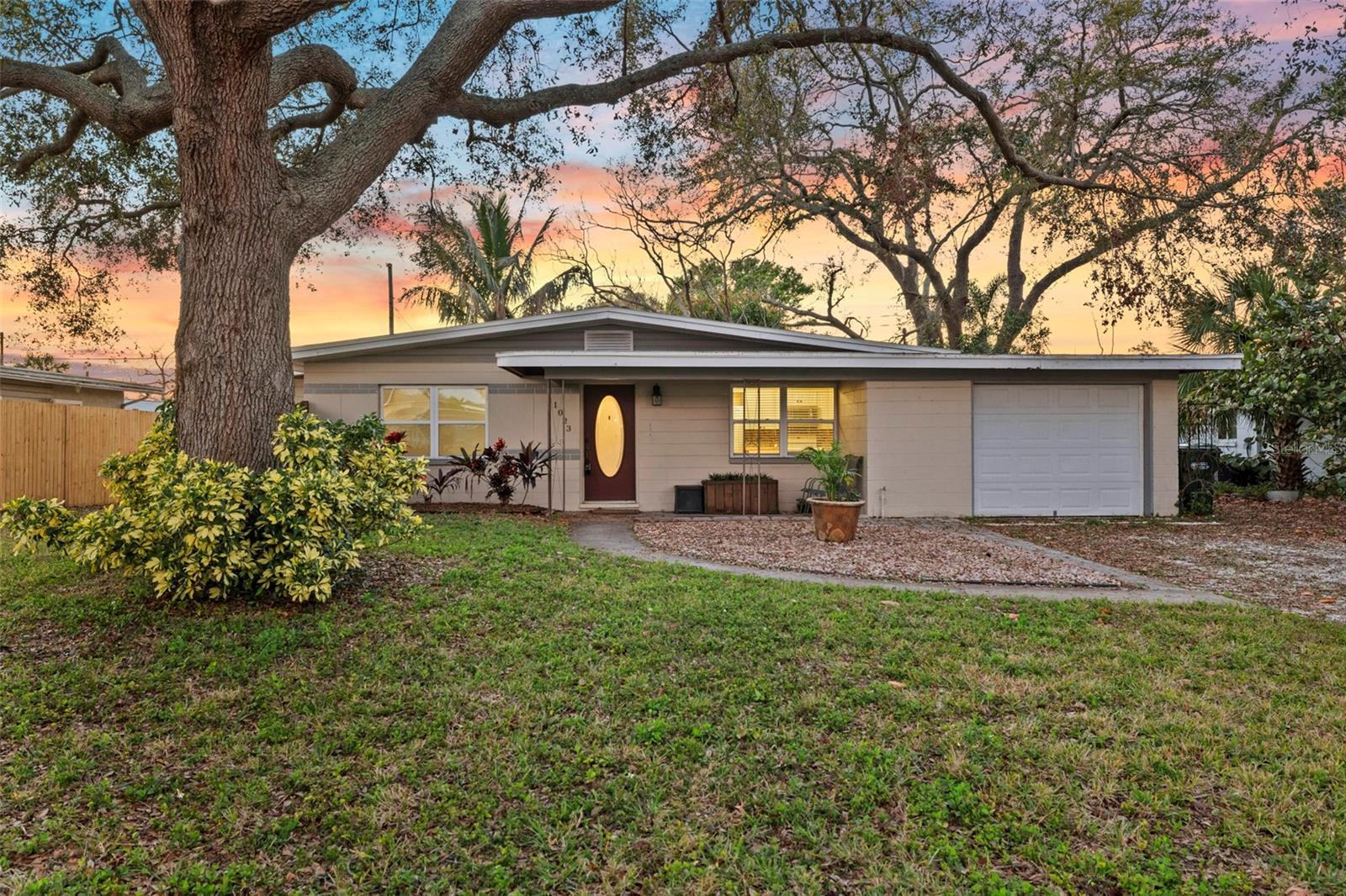 Photo one of 1023 Madison St Largo FL 33770 | MLS O6231309