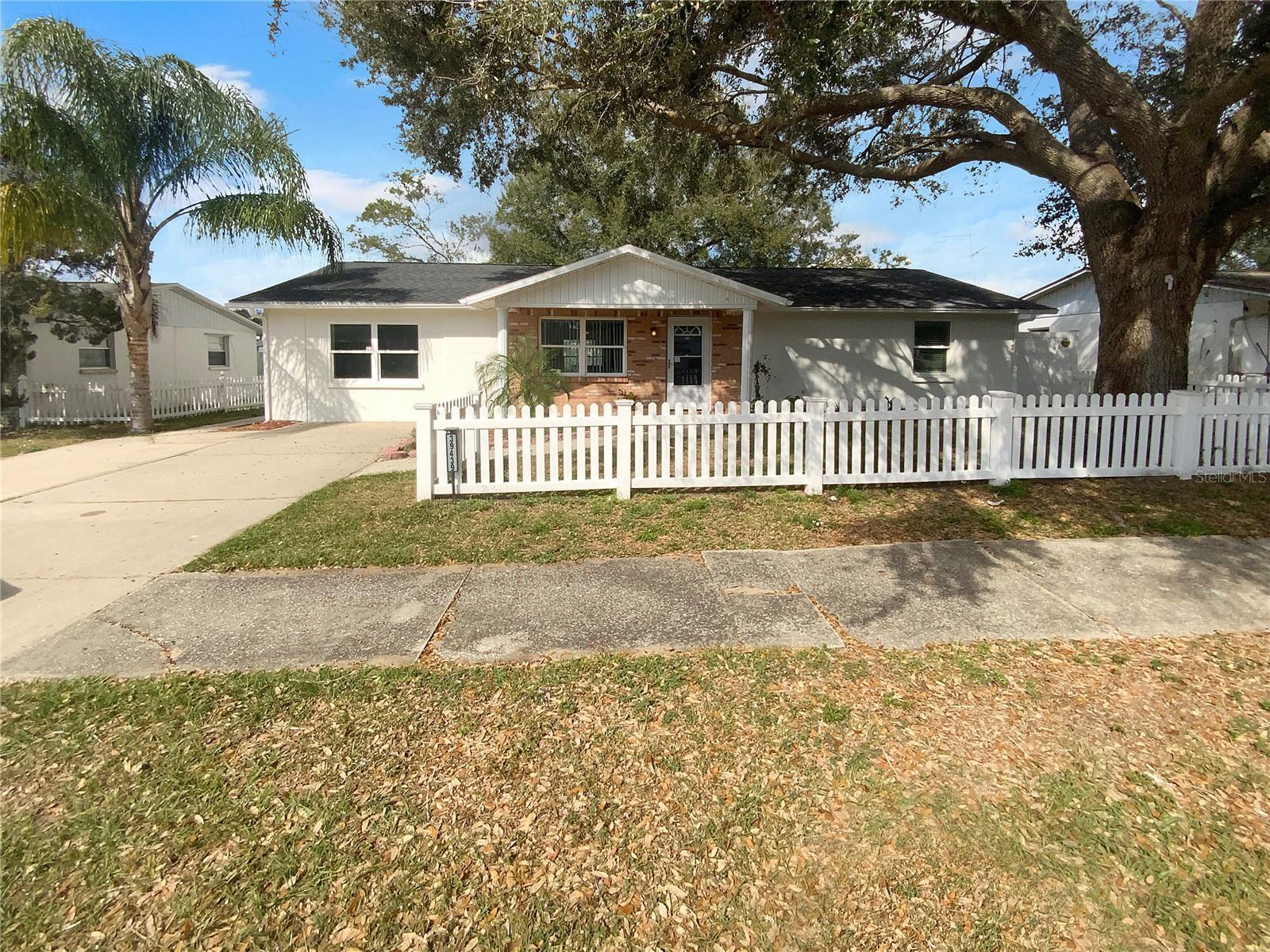 Photo one of 39439 9Th Ave Zephyrhills FL 33542 | MLS O6289099