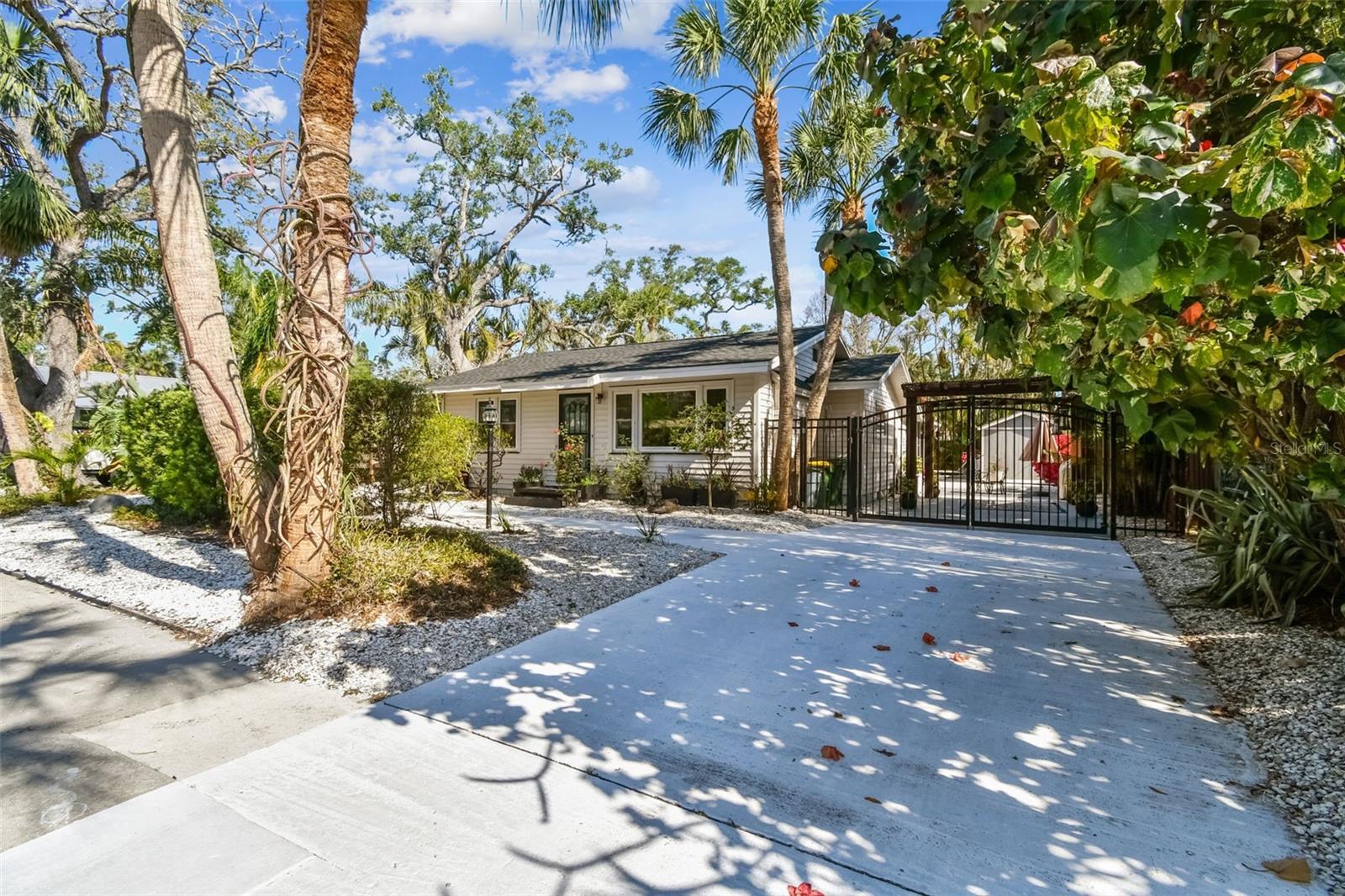 Photo one of 913 Tennessee Ln Sarasota FL 34234 | MLS O6299136