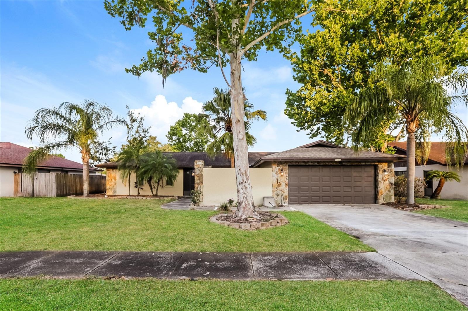 Photo one of 2006 Sycamore Ln Plant City FL 33563 | MLS O6310107