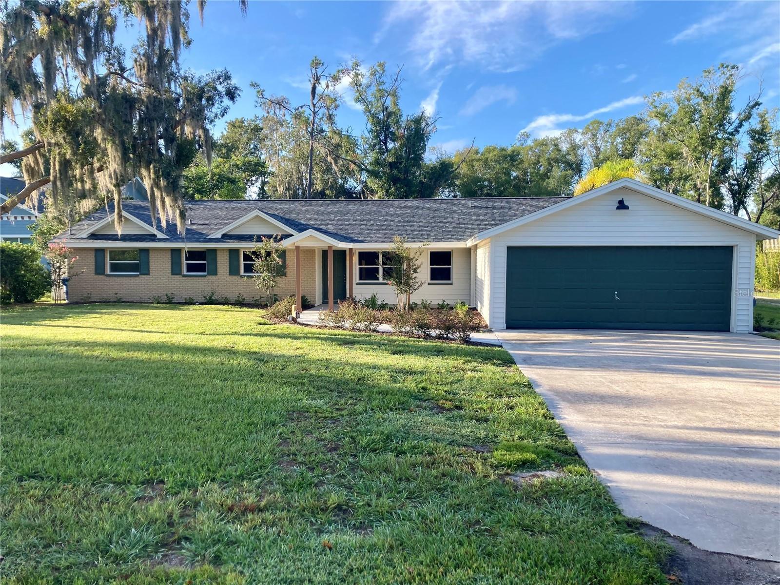 Photo one of 417 E County Line Rd Lutz FL 33549 | MLS T3448956