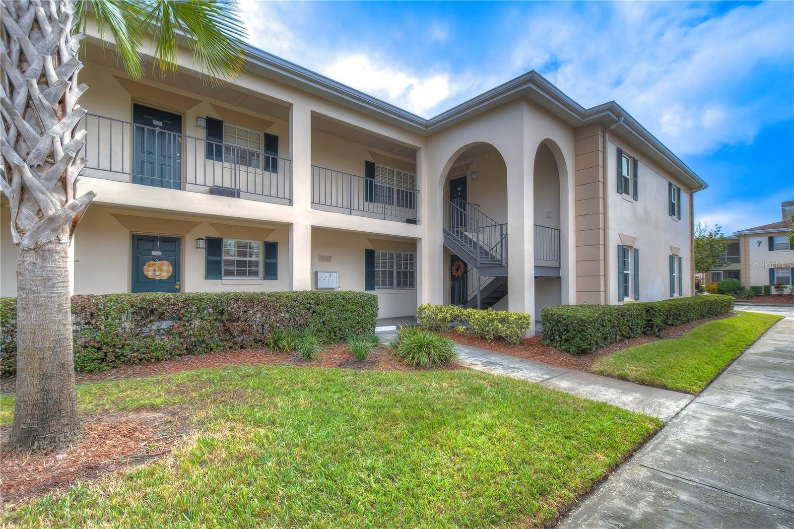 Photo one of 10316 Carrollwood Ct # 58 Tampa FL 33618 | MLS T3487247
