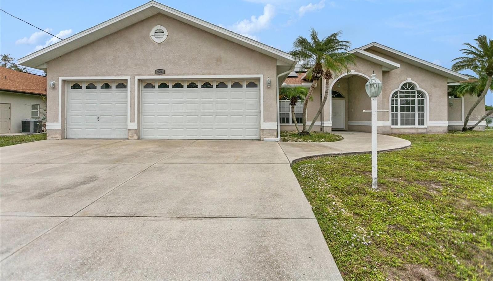 Photo one of 924 Texas St Englewood FL 34223 | MLS T3487831