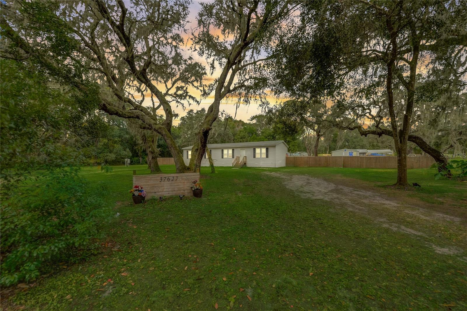 Photo one of 37627 Perth Dr Zephyrhills FL 33541 | MLS T3491077