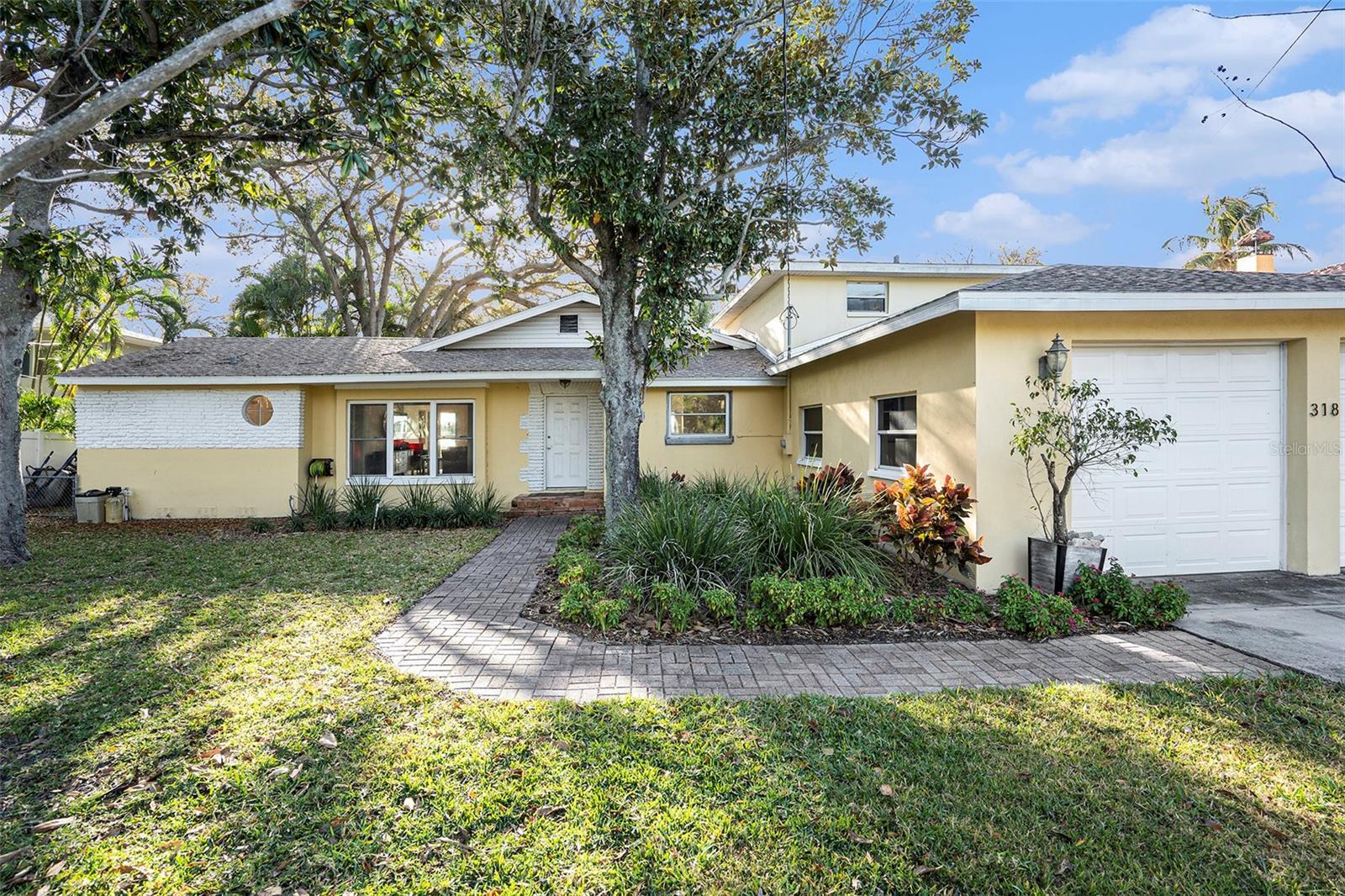 Photo one of 318 Ling A Mor S Ter St Petersburg FL 33705 | MLS T3503981