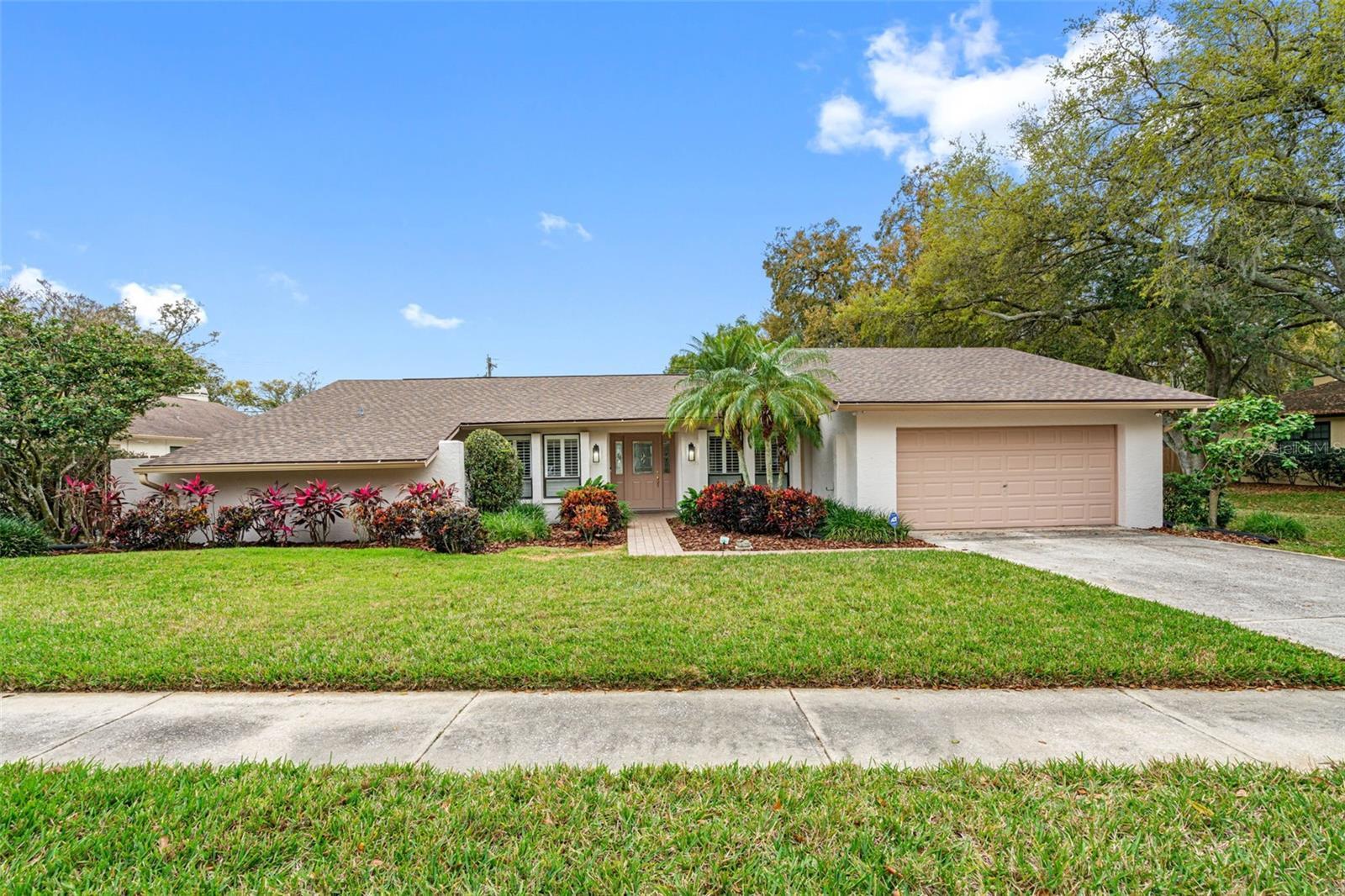 Photo one of 15905 Dover Cliffe Dr Lutz FL 33548 | MLS T3504037