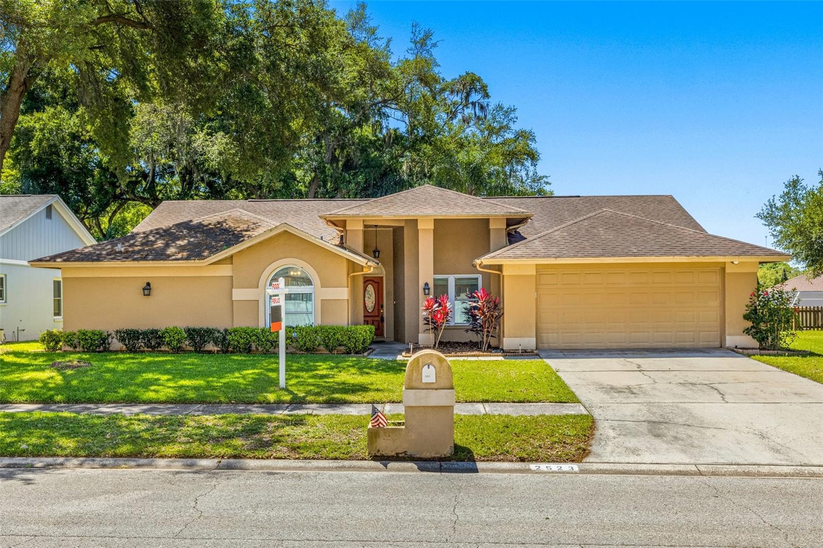 Photo one of 2523 Brimhollow Dr Valrico FL 33596 | MLS T3504815