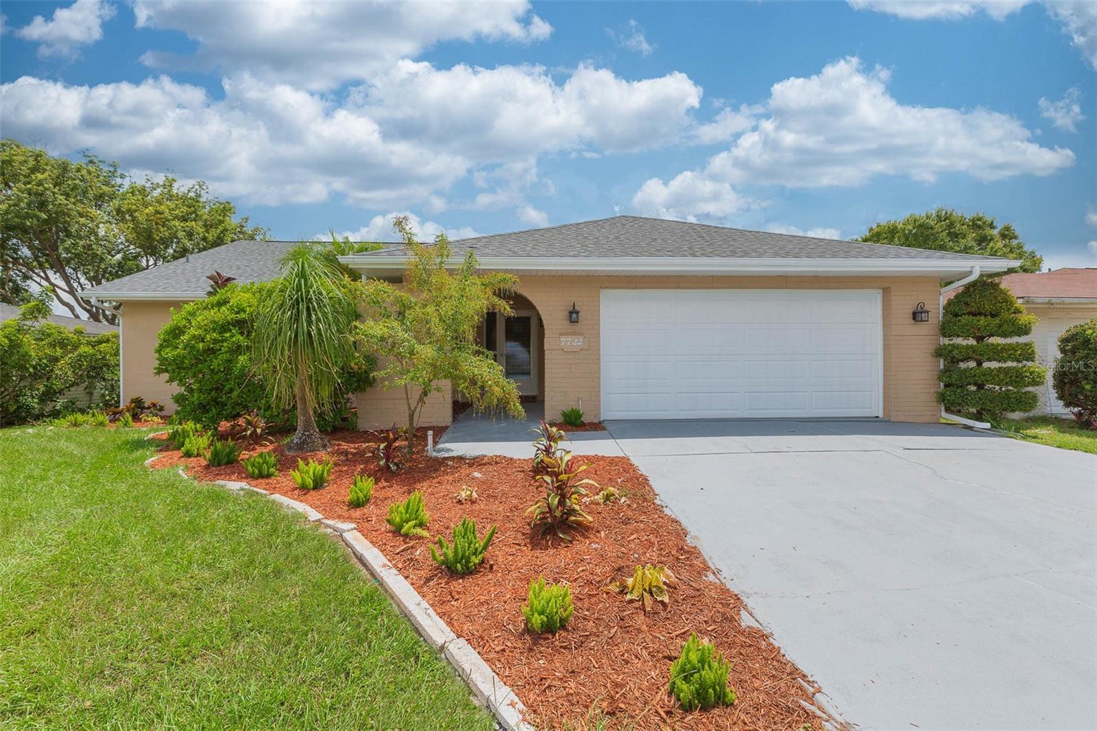 Photo one of 7722 Summertree Ln New Port Richey FL 34653 | MLS T3505734