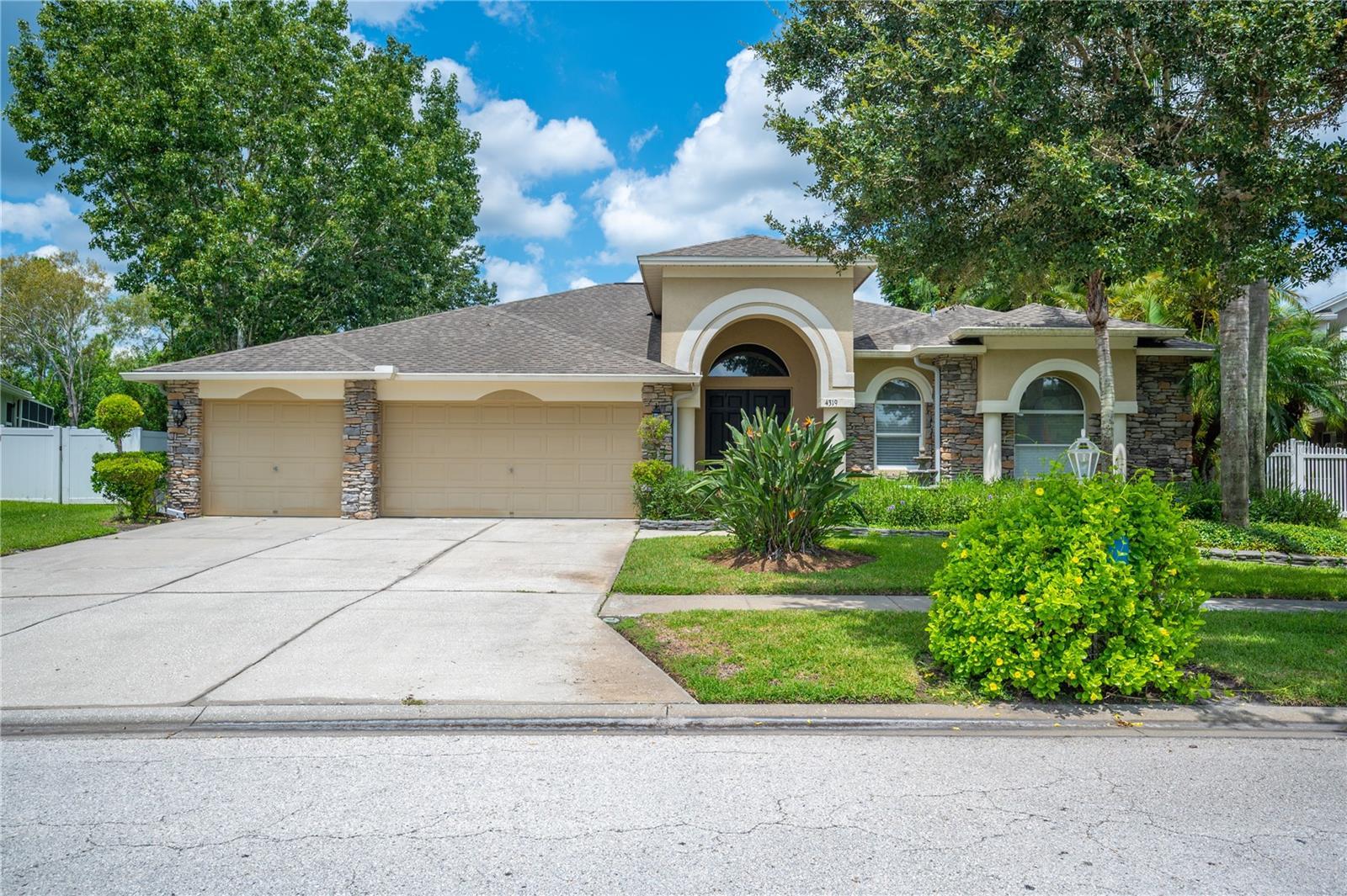 Photo one of 4319 Waterford Landing Dr Lutz FL 33558 | MLS T3509285