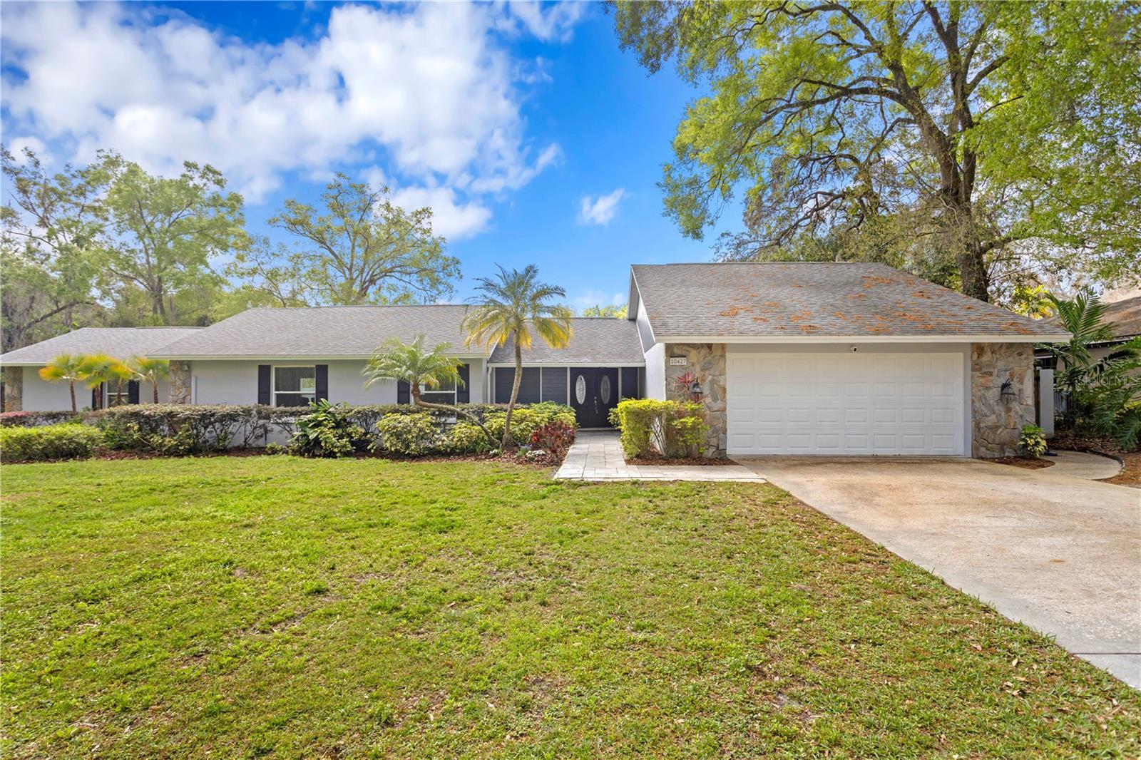 Photo one of 10427 Oakbrook Dr Tampa FL 33618 | MLS T3509663