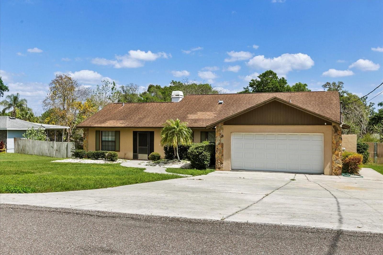 Photo one of 1429 Booth Dr Valrico FL 33594 | MLS T3512408