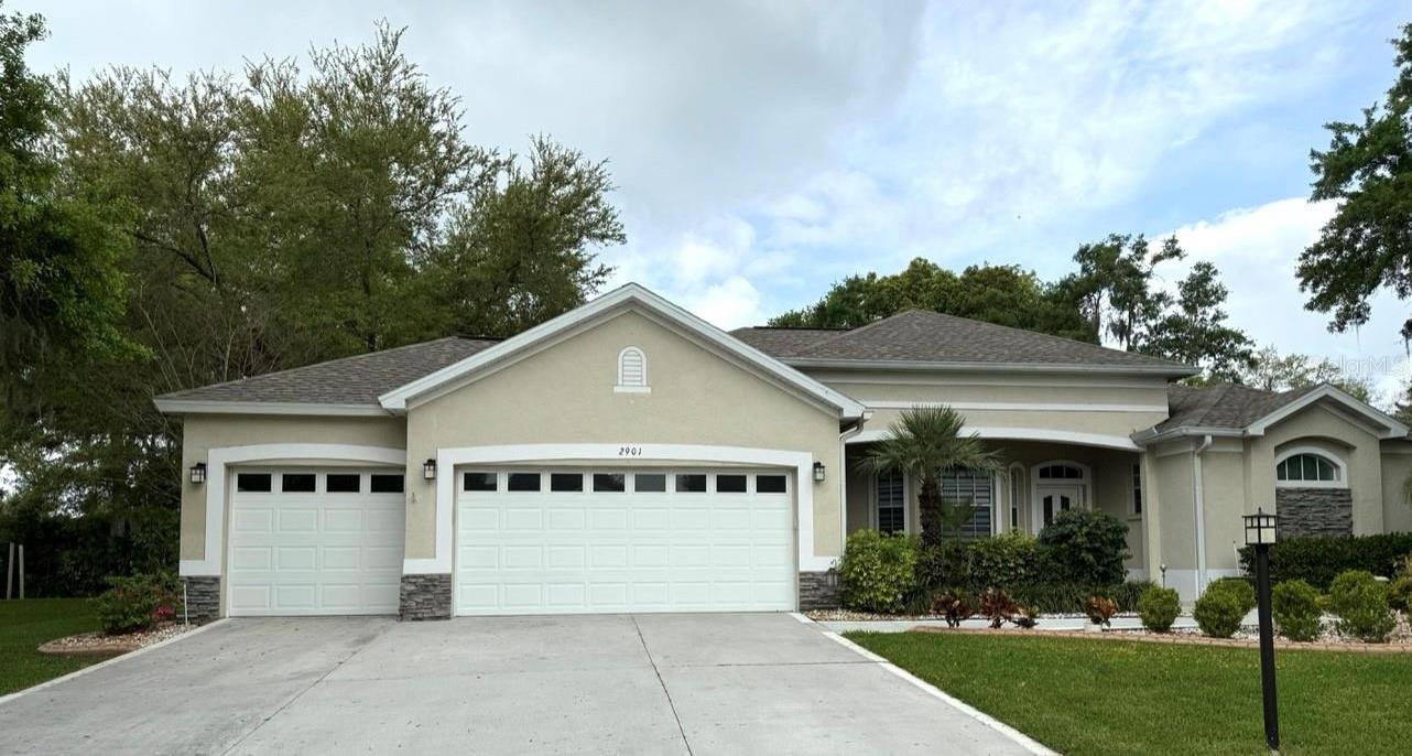 Photo one of 2901 Forest Hammock Dr Plant City FL 33566 | MLS T3512541