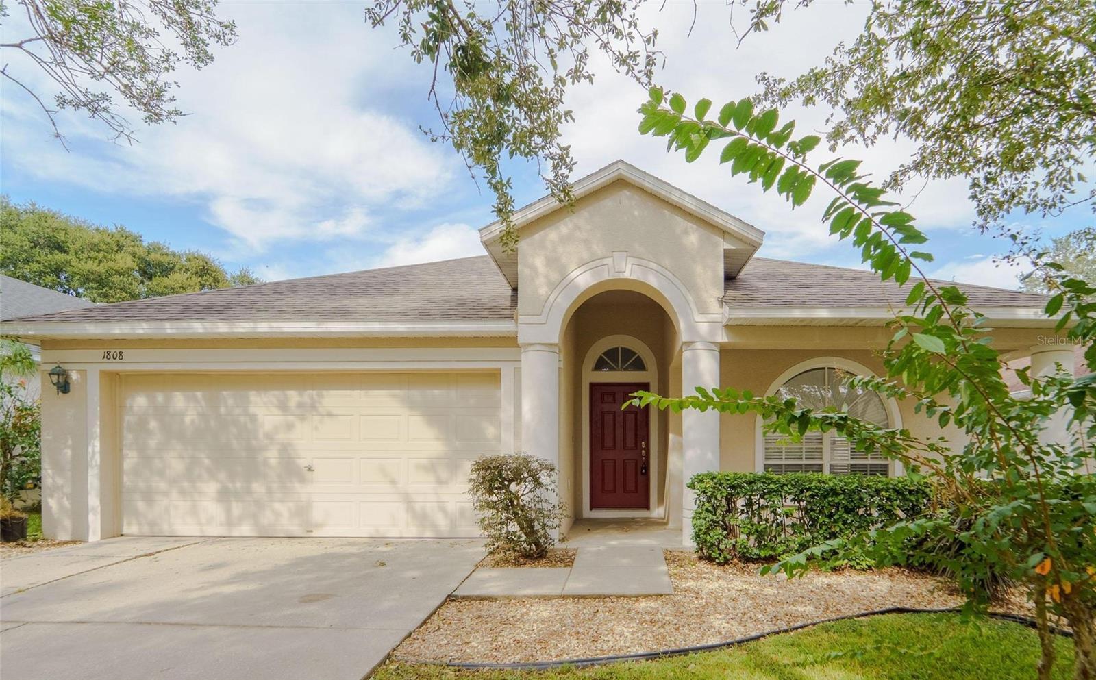 Photo one of 1808 Greystone Heights Dr Valrico FL 33594 | MLS T3513481
