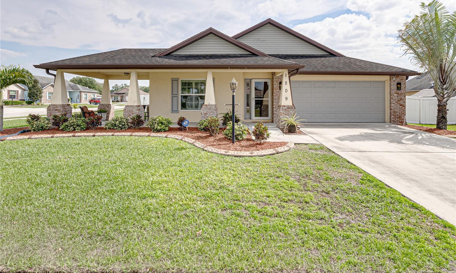 Photo one of 1209 Spotted Lilac Ln Plant City FL 33563 | MLS T3515770