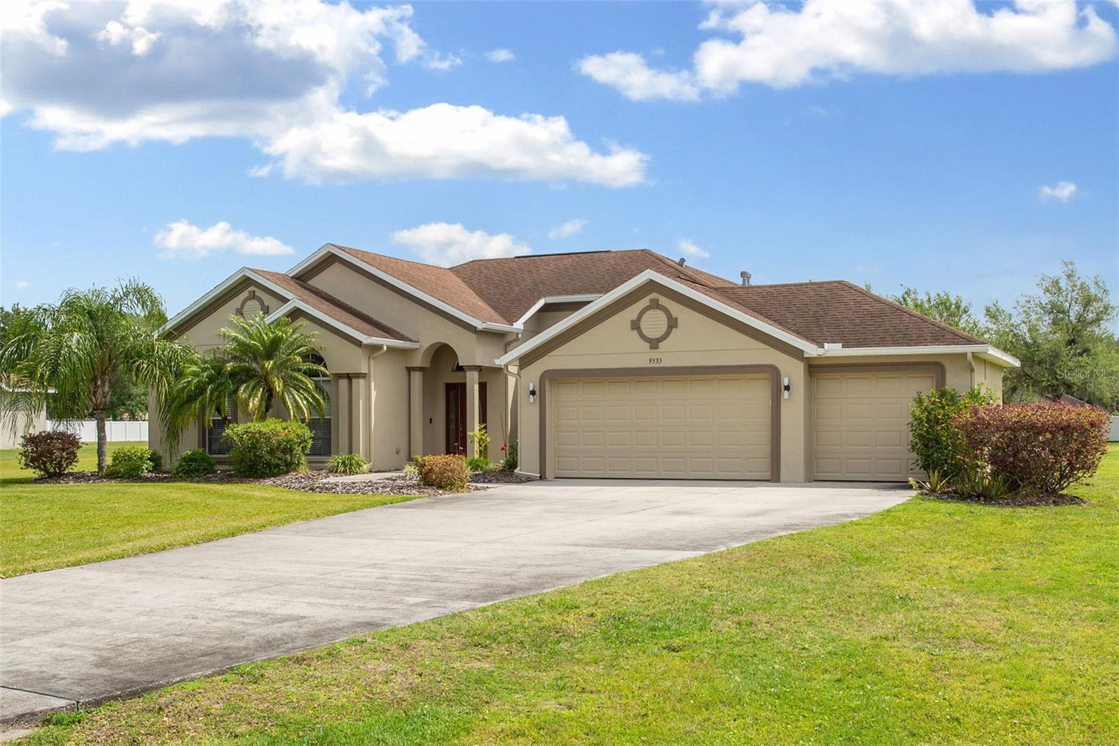 Photo one of 9535 Swift Creek Cir Dover FL 33527 | MLS T3517584