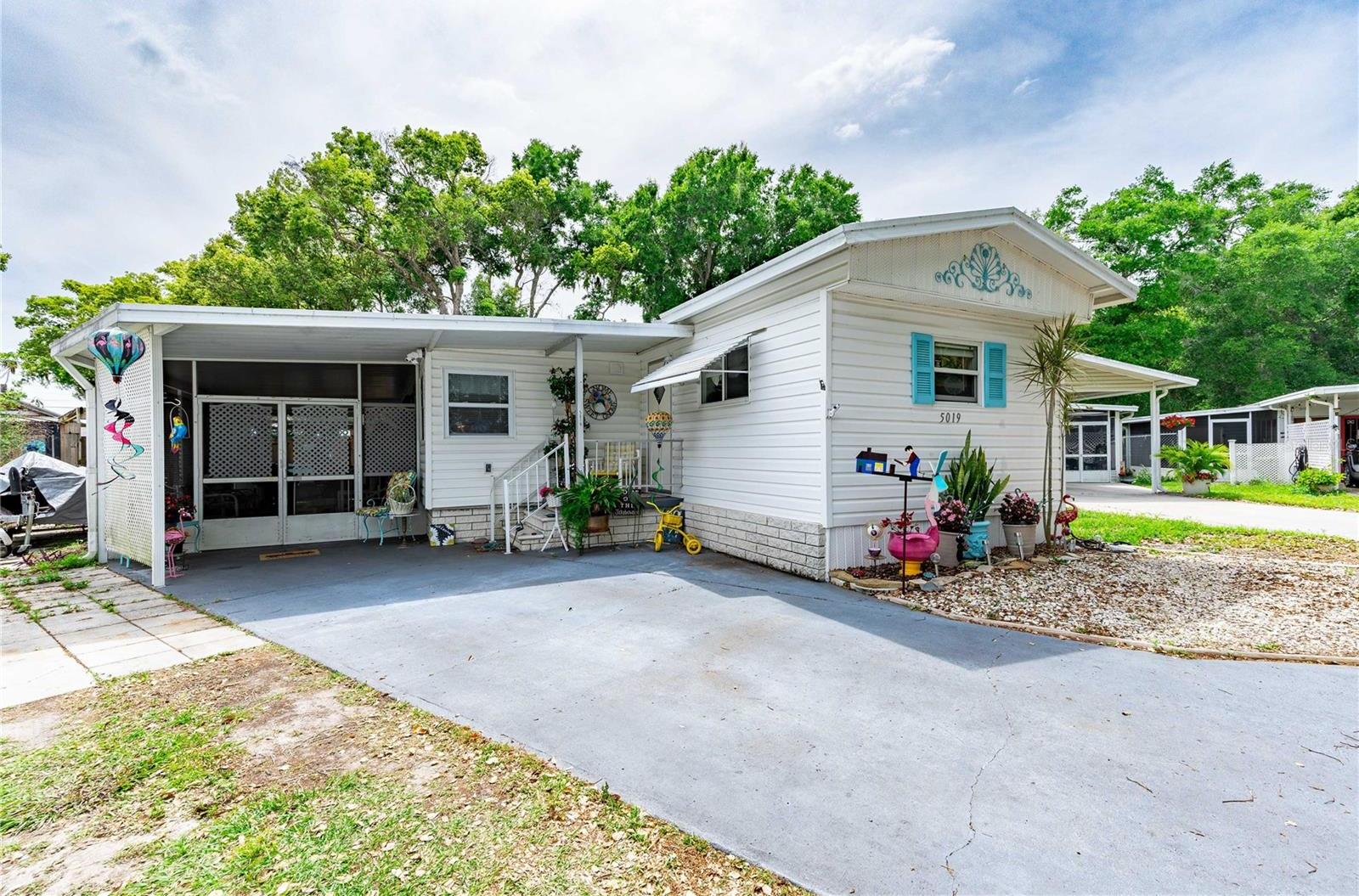 Photo one of 5019 Shirley Cir Zephyrhills FL 33542 | MLS T3518131