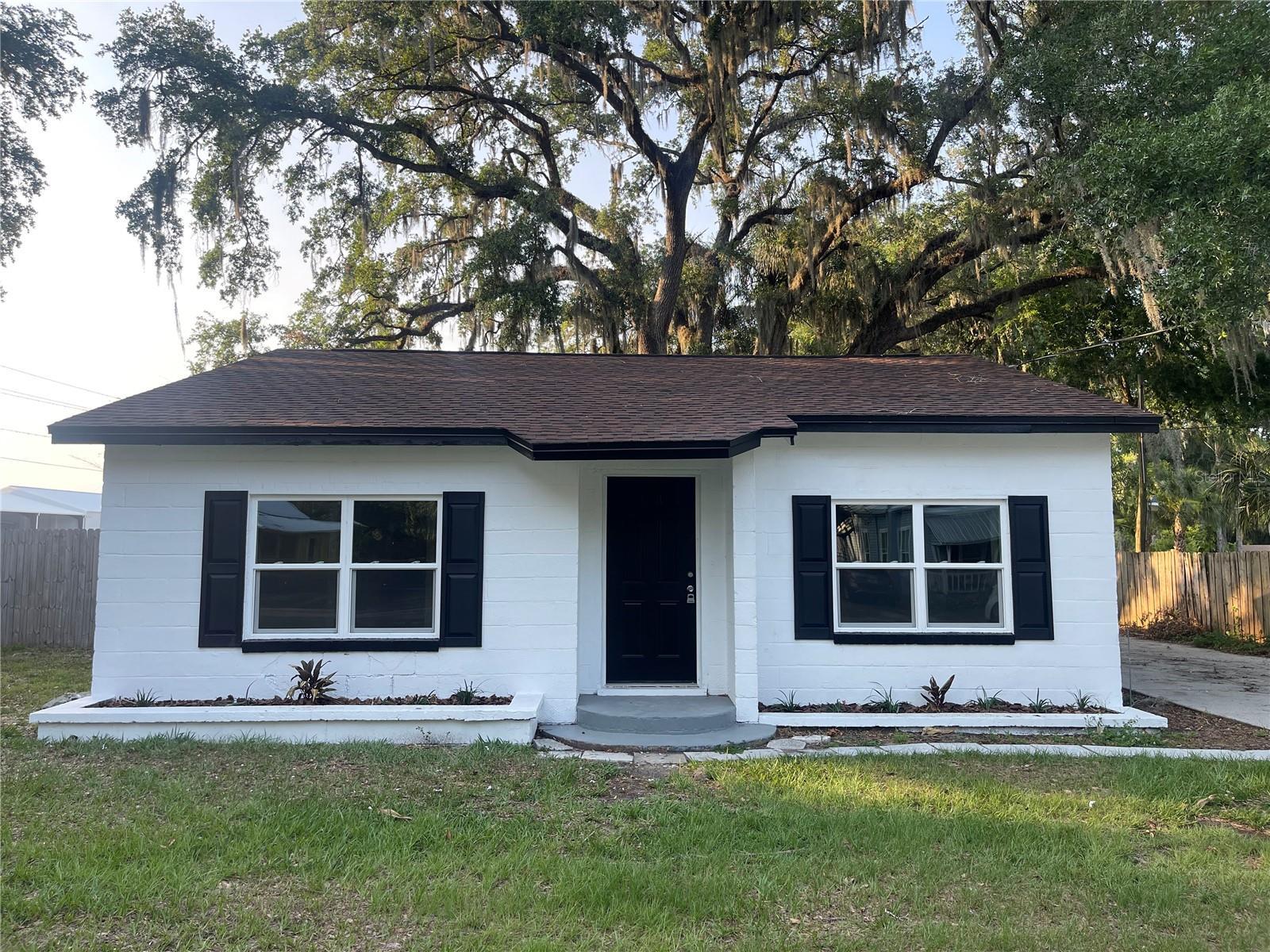 Photo one of 404 E Calhoun St Plant City FL 33563 | MLS T3520179