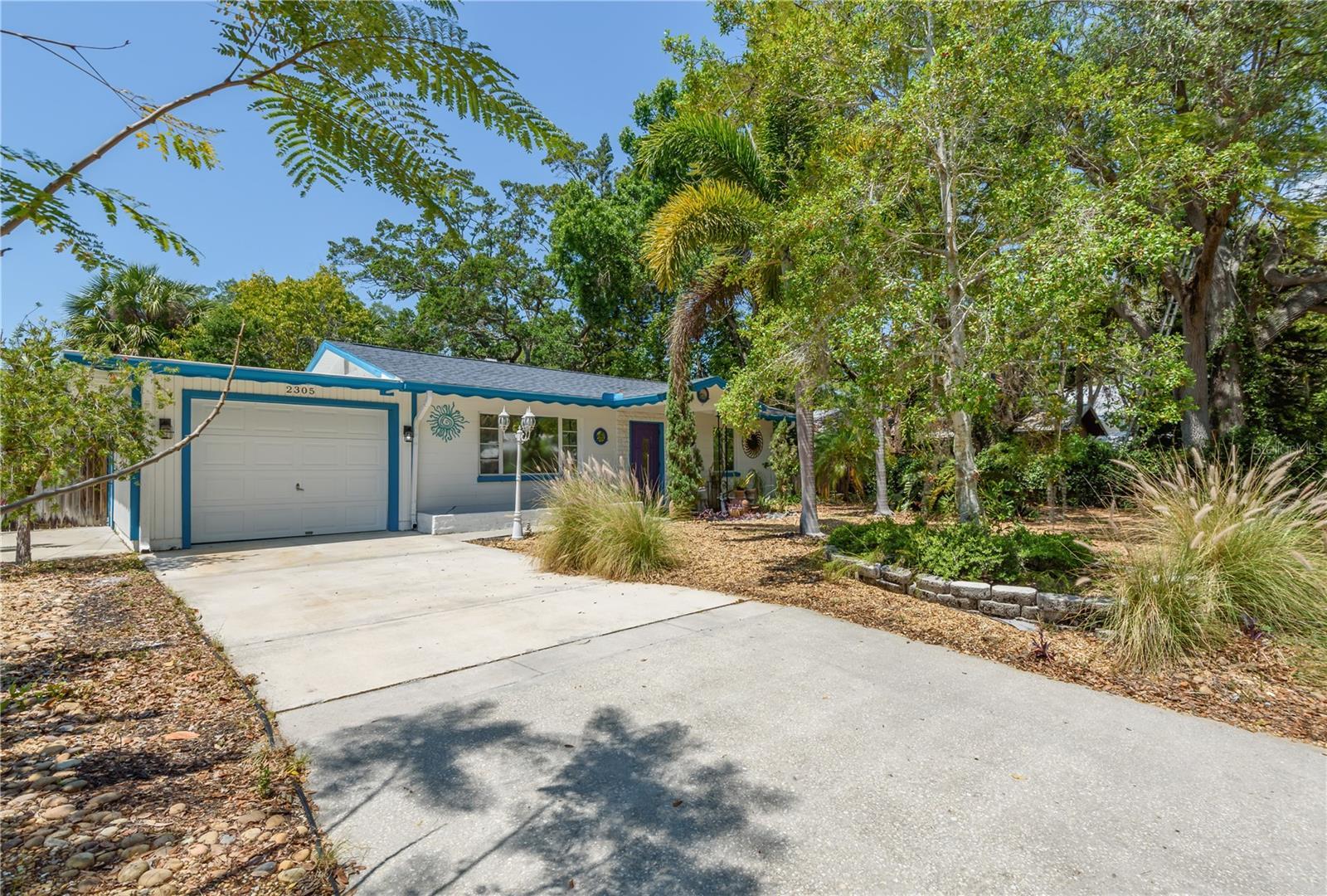 Photo one of 2305 Ixora Ave Sarasota FL 34234 | MLS T3520197