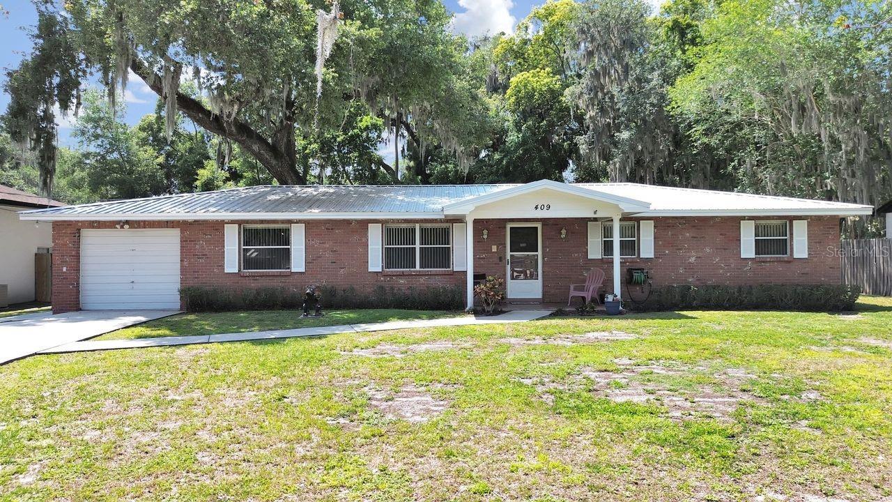 Photo one of 409 Chastain Rd Seffner FL 33584 | MLS T3520230