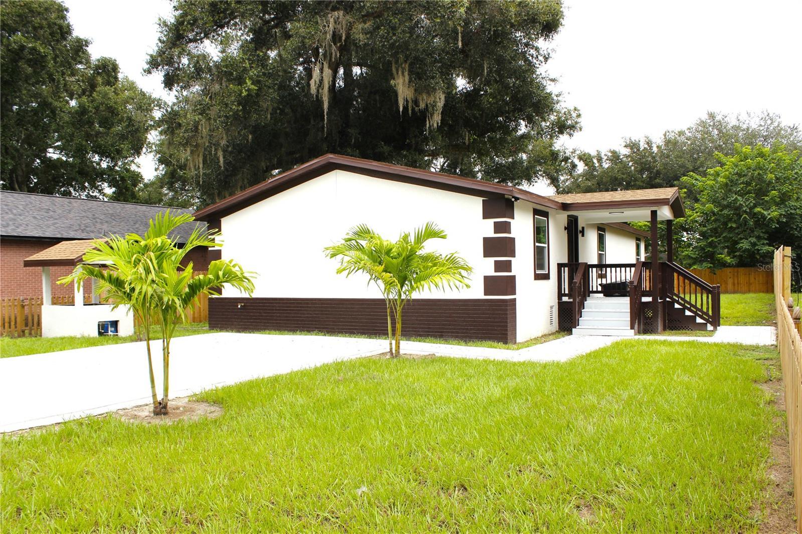 Photo one of 3010 E 149Th Ave Lutz FL 33559 | MLS T3547133