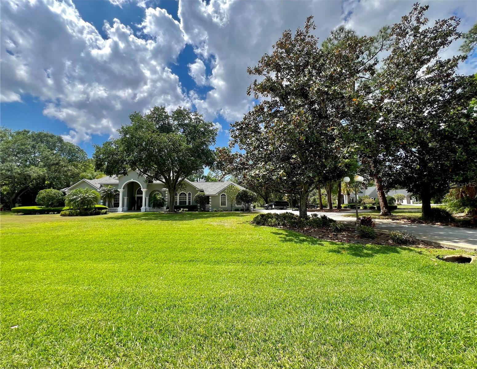 Photo one of 168 Rue Des Chateaux Tarpon Springs FL 34688 | MLS TB8313483