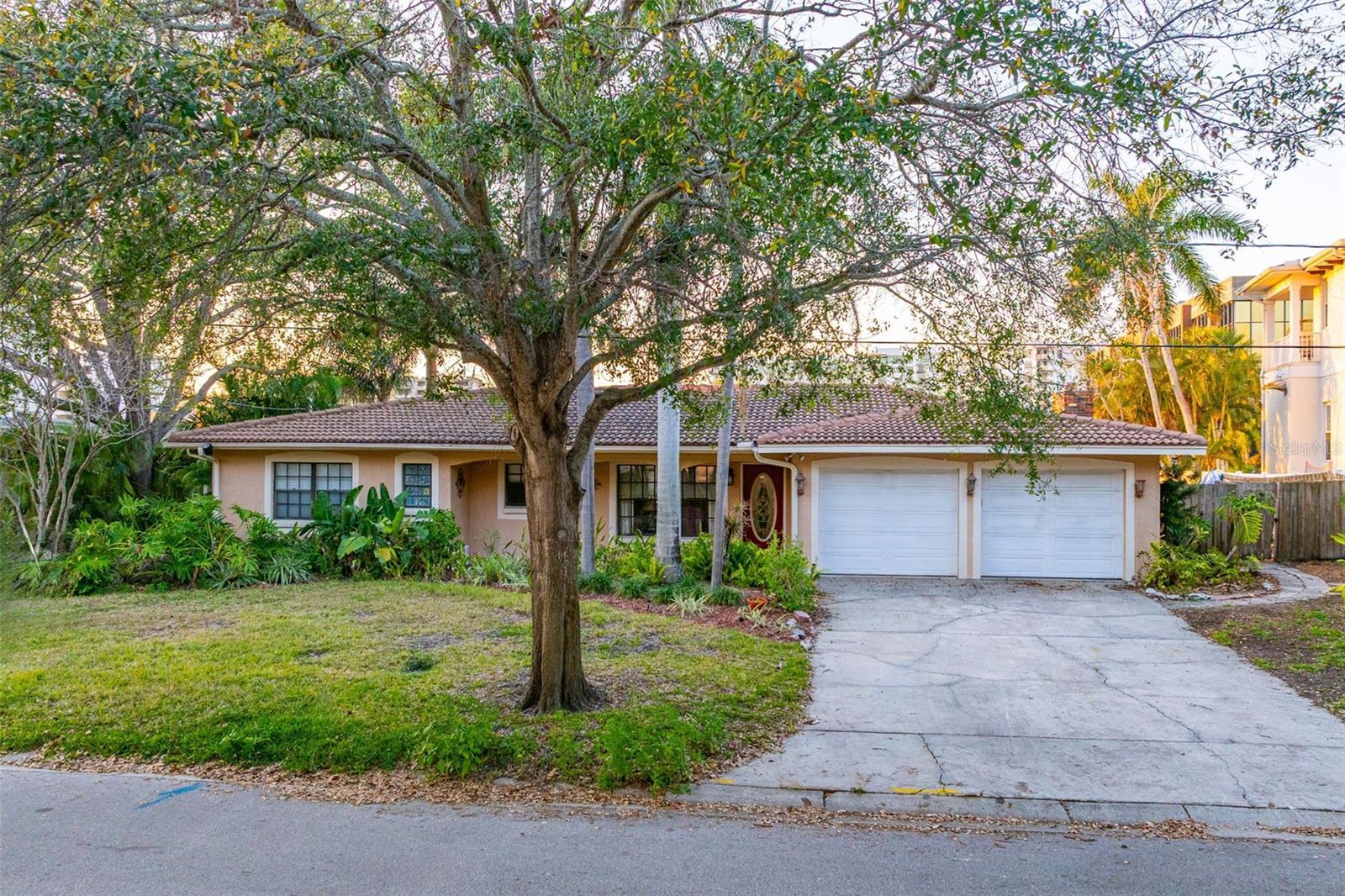 Photo one of 52 Sandpiper Rd Tampa FL 33609 | MLS TB8318995