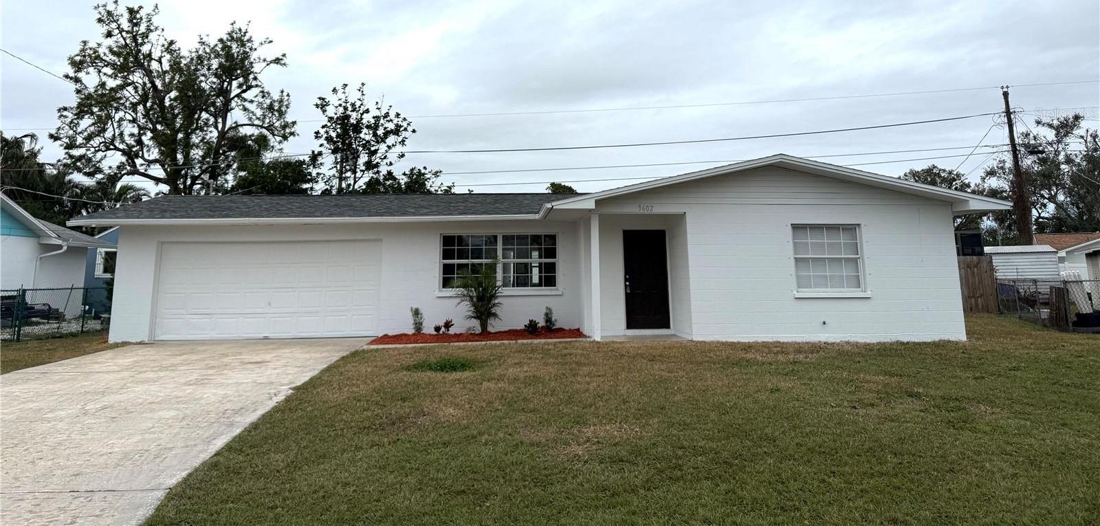 Photo one of 3602 Cambridge W Dr Bradenton FL 34205 | MLS TB8345535