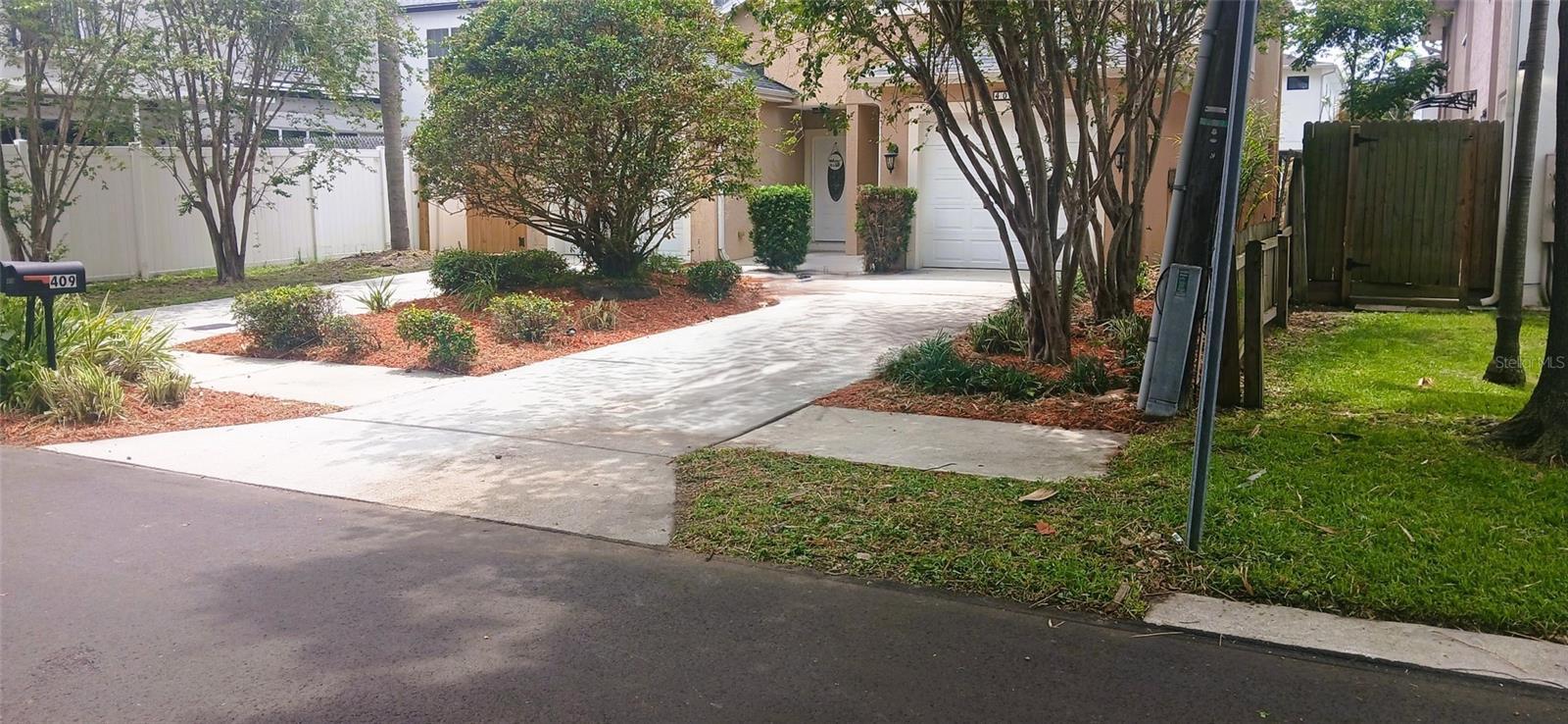 Photo one of 409 S Arrawana Ave Tampa FL 33609 | MLS TB8360374