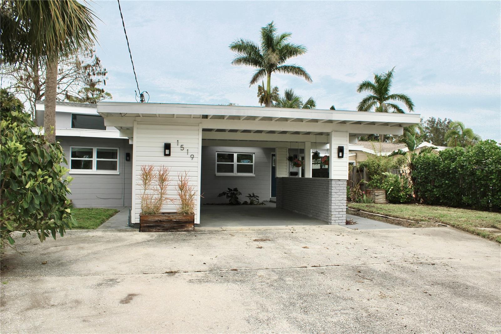 Photo one of 1519 Delaware Ne Ave St Petersburg FL 33703 | MLS TB8361046