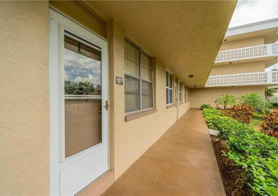 Photo one of 5095 Bay Ne St # 103 St Petersburg FL 33703 | MLS TB8361452