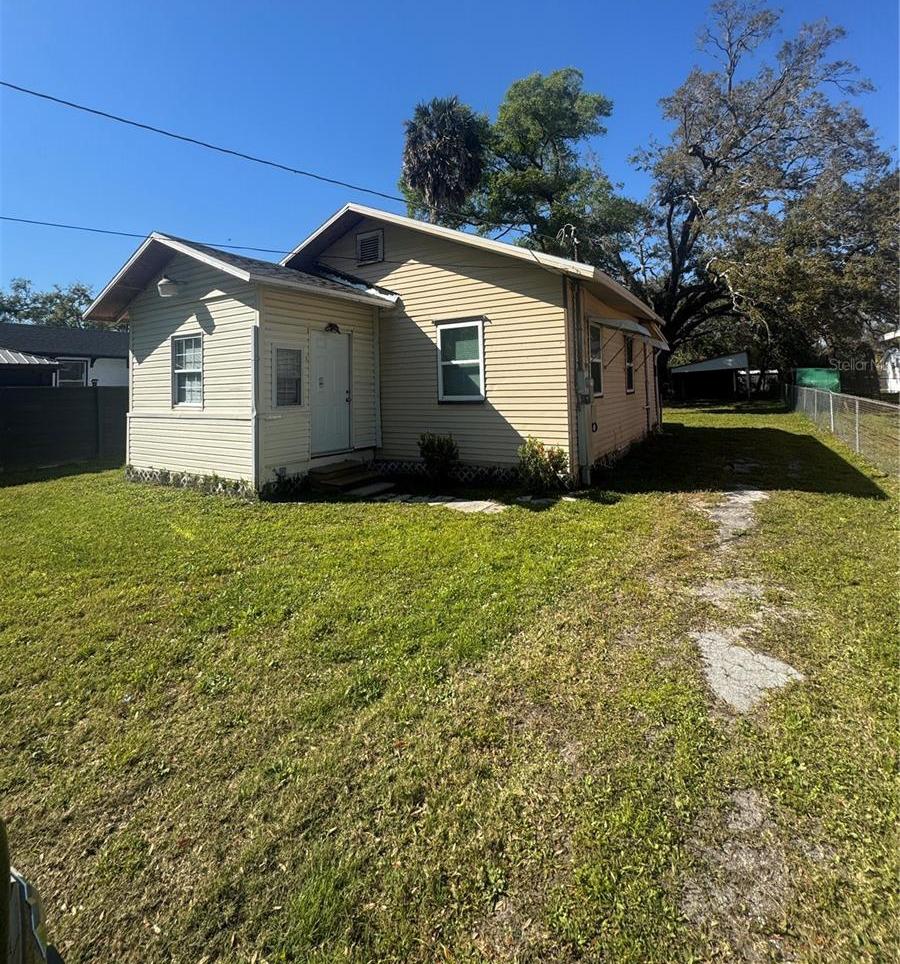 Photo one of 1707 W Arctic St Tampa FL 33604 | MLS TB8362051