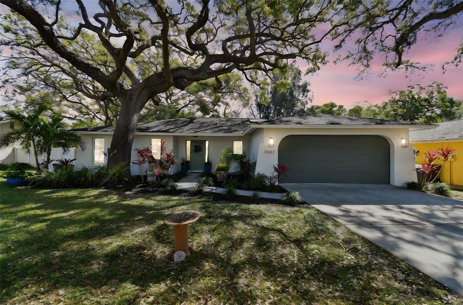 Photo one of 1887 Oak Forest E Dr Clearwater FL 33759 | MLS TB8364393