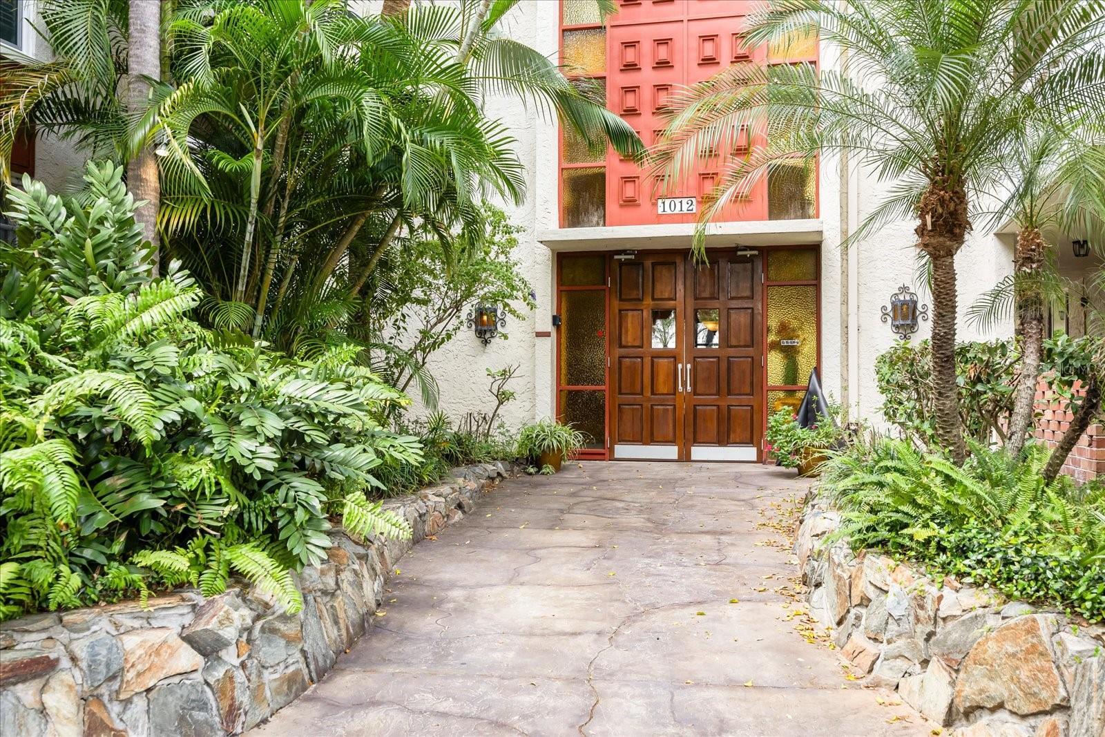 Photo one of 1012 Pearce Dr # 304 Clearwater FL 33764 | MLS TB8368206