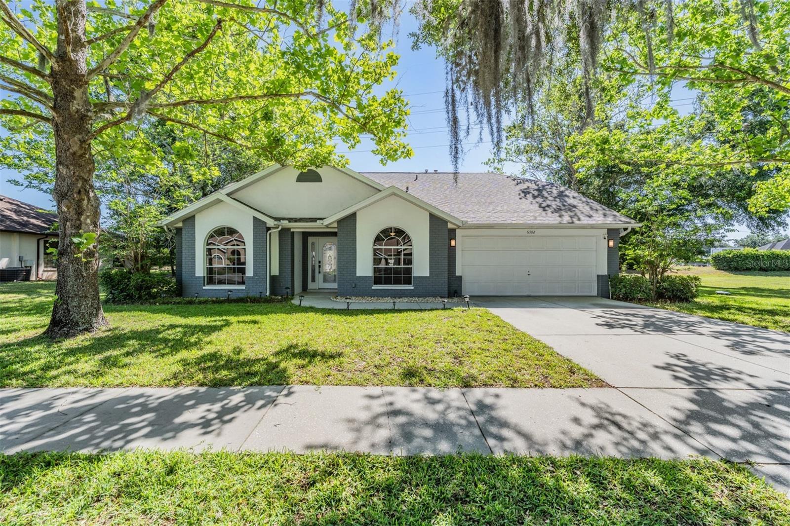 Photo one of 6302 Silver Oaks Dr Zephyrhills FL 33542 | MLS TB8375754