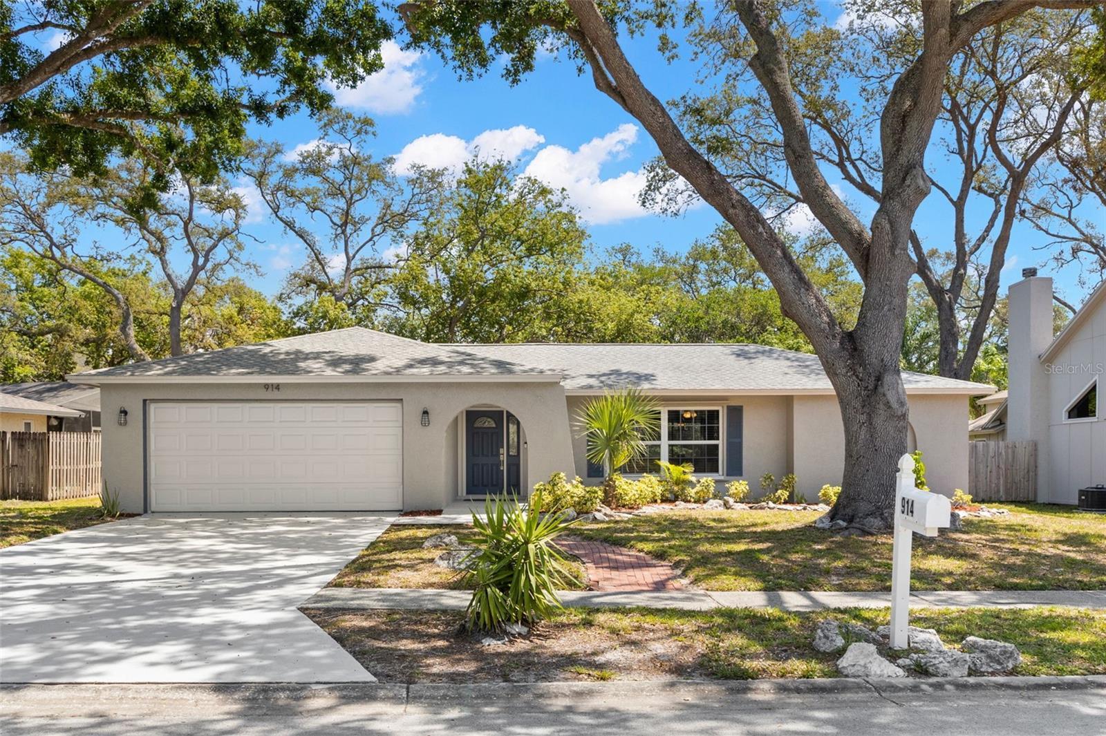 Photo one of 914 Woodland Dr Palm Harbor FL 34683 | MLS TB8376940