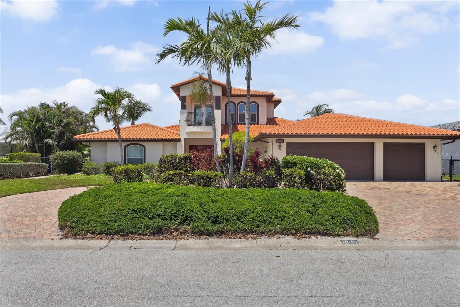 Photo one of 1939 Hawaii Ne Ave St Petersburg FL 33703 | MLS TB8378011